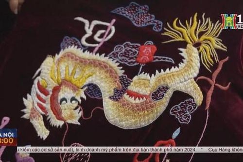 Sáng tạo với trang phục thêu họa tiết rồng