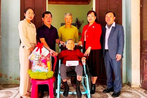Báo Nhân Dân chúc tết, tặng quà Mẹ Việt Nam Anh hùng tại Lào Cai