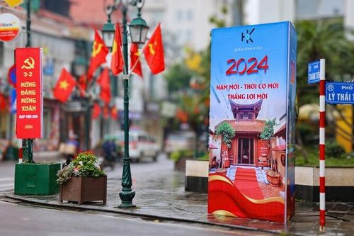 Hà Nội trang hoàng rực rỡ cờ hoa mừng Đảng, mừng Xuân Giáp Thìn 2024