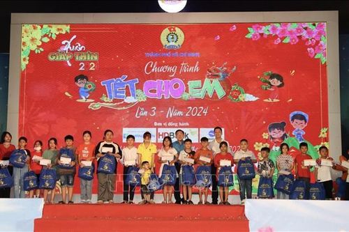 Tặng quà Tết cho 500 trẻ em mồ côi là con đoàn viên công đoàn tử vong do dịch COVID-19