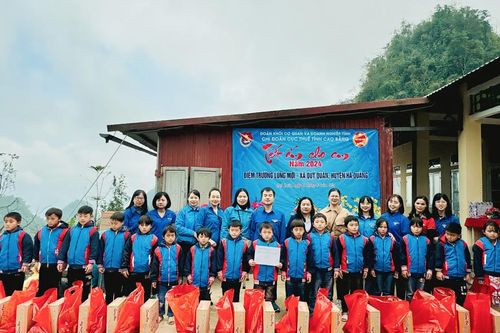 Cục Thuế tỉnh tổ chức Chương trình 'Tết ấm cho em năm 2024' tại Hà Quảng