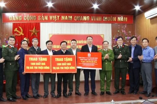 Thứ trưởng Bộ Công an Nguyễn Văn Long chúc Tết, tặng quà các huyện: Bảo Lạc, Bảo Lâm, Nguyên Bình
