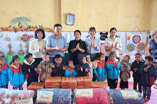 Báo Cao Bằng tặng quà học sinh điểm trường mầm non xã Đa Thông (Hà Quảng)