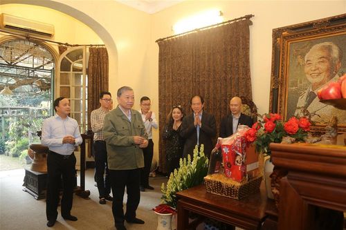 Bộ trưởng Tô Lâm thăm, chúc Tết gia đình nguyên lãnh đạo Đảng, Nhà nước và Bộ Công an