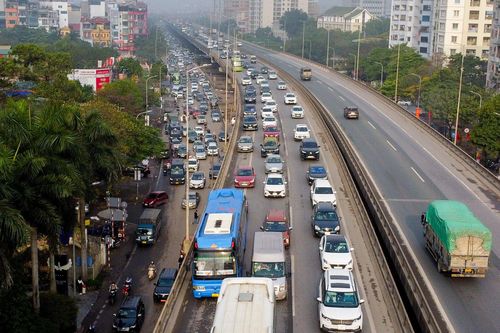 Đường vành đai hướng ra khỏi Hà Nội tắc từ sớm, gần 1 tiếng mới đi được 1km