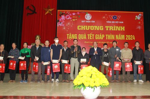 VOV trao tặng 80 suất quà Tết cho người nghèo huyện Bình Lục, Hà Nam