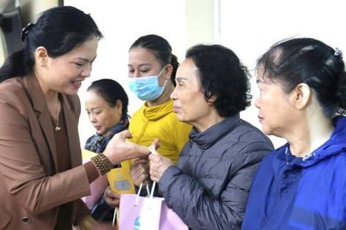 Trao 50 suất quà tặng phụ nữ có hoàn cảnh khó khăn quận Hai Bà Trưng