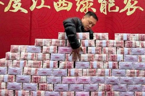 Cảnh phát thưởng cuối năm hoành tráng ở nông thôn Trung Quốc: Nông dân toàn nhận tiền tỷ, 'núi tiền' ai thấy cũng ham