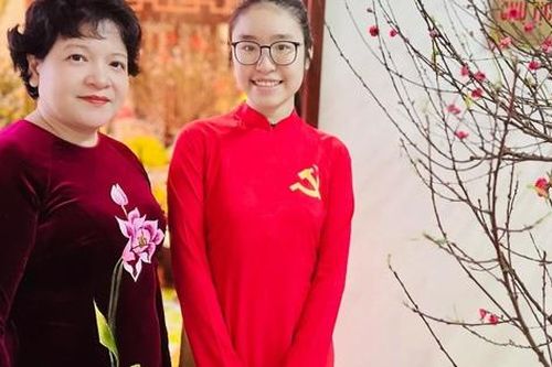 Chân dung tân Đảng viên xinh đẹp đang học lớp 12 trường Ams