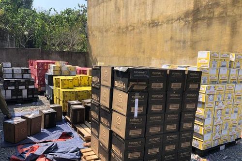 Kiểm tra đột xuất 3 xe tải Hino trên bãi đất trống, thu giữ hơn 15.000 chai rượu ngoại nhập lậu