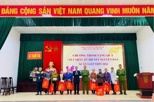 Trao tặng 40 suất quà 'Tết Nhân Ái' cho các hộ gia đình có hoàn cảnh khó khăn