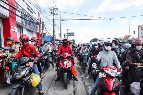 Cửa ngõ TP HCM thông thoáng, đường liên tỉnh ùn tắc dịp cận Tết