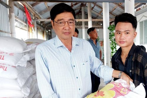 Hỗ trợ gạo cho xã viên và người dân có hoàn cảnh khó khăn