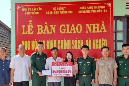 Đắk Lắk: Bàn giao nhà Đại đoàn kết cho hộ nghèo vùng biên