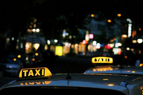 Nhiều người 'vui tới bến' dịp Tết, say không ngồi nổi mới gọi taxi