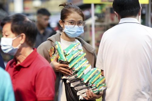 Người dân TP.HCM đổ về siêu thị mua mì gói, bánh kẹo đón Tết