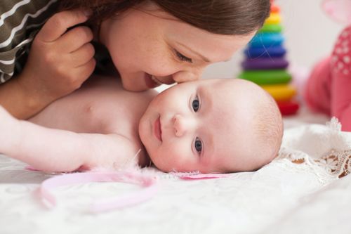 Nụ hôn có thể khiến trẻ mắc những bệnh gì?
