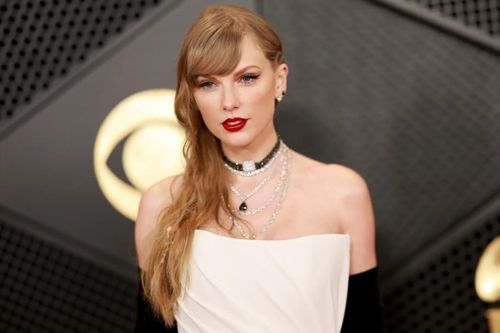 Đồng hồ trên cổ Taylor Swift sáng nhất Grammy