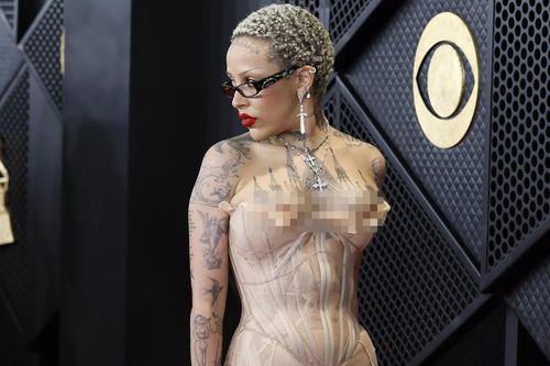 Váy nịt ngực gây chú ý tại Grammy
