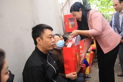Hà Nội: Lãnh đạo Thành phố thăm, tặng quà Tết các bệnh nhân nghèo