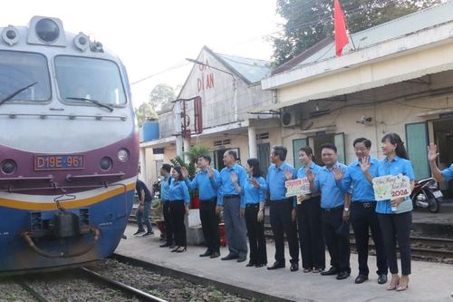 TP. HCM: Chuyến tàu mùa Xuân đưa công nhân về quê đón Tết đoàn viên