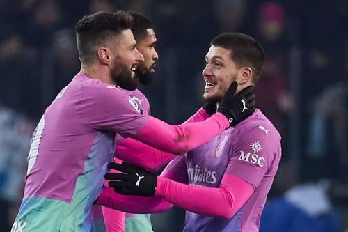 Hàng công Milan đang thăng hoa trước mùa Hè cách mạng