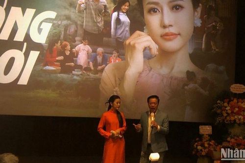 Diệu Hà kể chuyện Tết xưa qua MV 'Quê hương ơi'