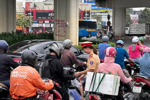 Công an Đồng Nai 'tiếp sức' người dân về quê đón Tết