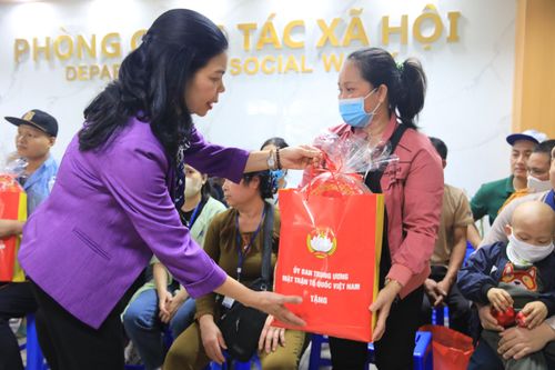 Hà Nội tặng quà Tết cho 100 bệnh nhân nặng, hoàn cảnh khó khăn
