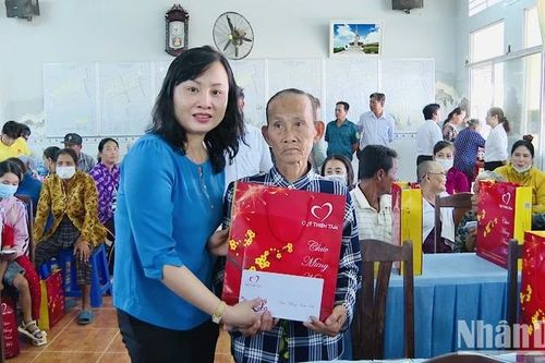 Bạc Liêu trao quà Tết cho nhiều hộ dân tộc, học sinh có hoàn cảnh khó khăn