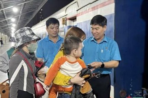 'Chuyến tàu mùa xuân' đưa hơn 160 gia đình đoàn viên công đoàn về quê đón Tết