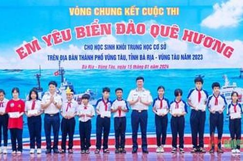 Bồi đắp tình yêu biển, đảo cho học sinh