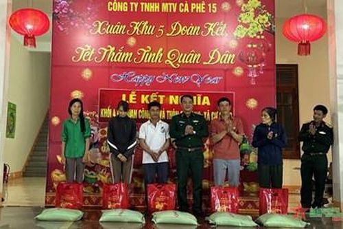 Chương trình 'Xuân khu 5 đoàn kết – Tết thắm tình quân dân'