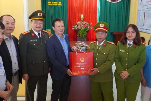 Bàn giao 20 ngôi nhà cho các gia đình khó khăn tại huyện miền núi A Lưới