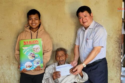 Tết ấm áp đến với 3 anh em mồ côi