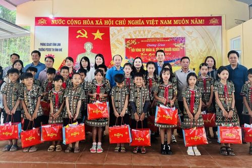 Công đoàn Sở GD&ĐT Quảng Trị tặng quà Tết đến học sinh miền núi