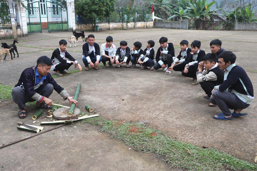 Người truyền dạy tri thức dân gian cho lớp trẻ