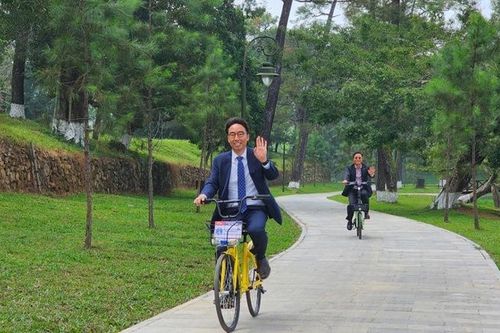 Khám phá lăng vua Gia Long ở Huế bằng xe đạp thông minh