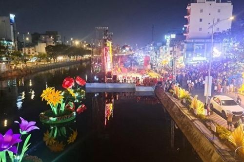 Đặc sắc Chợ hoa Xuân 'Trên bến, dưới thuyền'