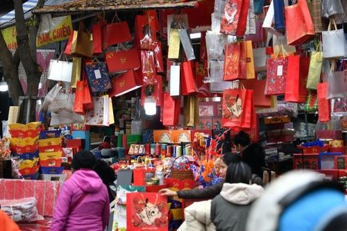 Hàng Chiếu: Nhộn nhịp ngày cận Tết Nguyên đán 2024