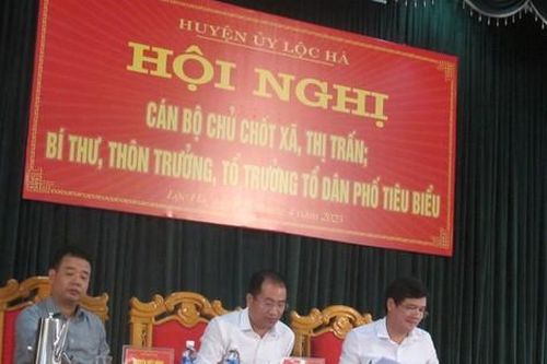 Gỡ nút thắt từ công tác cán bộ