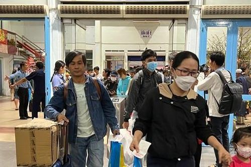 Rưng rưng tấm vé tàu về quê đón Tết của người tha hương suốt 10 năm