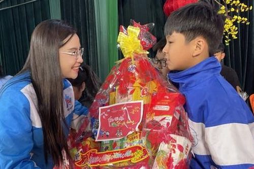 Trao tặng hơn 10.000 suất quà Tết cho thiếu nhi, tổng phụ trách Đội