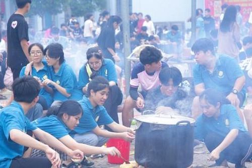 Chiến sĩ bộ đội hướng dẫn du học sinh Lào gói bánh chưng, trải nghiệm Tết Việt