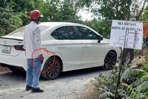 Công an xác minh người cầm vật giống khẩu súng bắn chỉ thiên để 'giải tán đám đông'