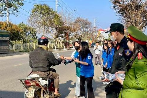 Ấm lòng điểm dừng chân 'tiếp sức' người dân về quê ăn Tết