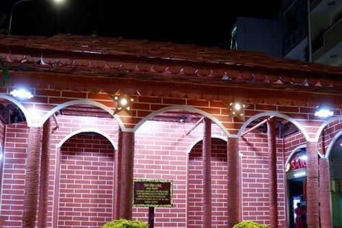 Ngắm mô hình ngôi nhà 3 gian 2 chái bằng gốm đỏ lớn nhất Việt Nam ở TPHCM