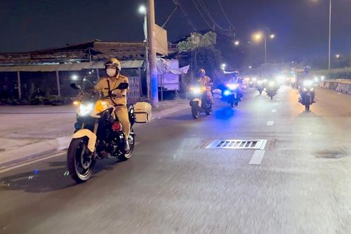 Đoàn viên thanh niên phối hợp CSGT hút đinh, đảm bảo an toàn cho người dân về quê đón Tết