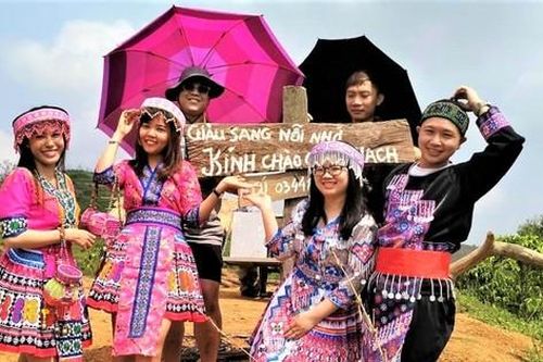 Lên 'Vịnh Hạ Long trên núi' vui hội Gầu Tào