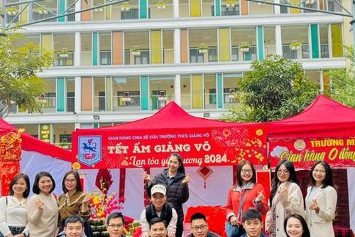 Giáp Tết, một trường học mở hội chợ 0 đồng dành riêng cho giáo viên, tặng quà đặc biệt
